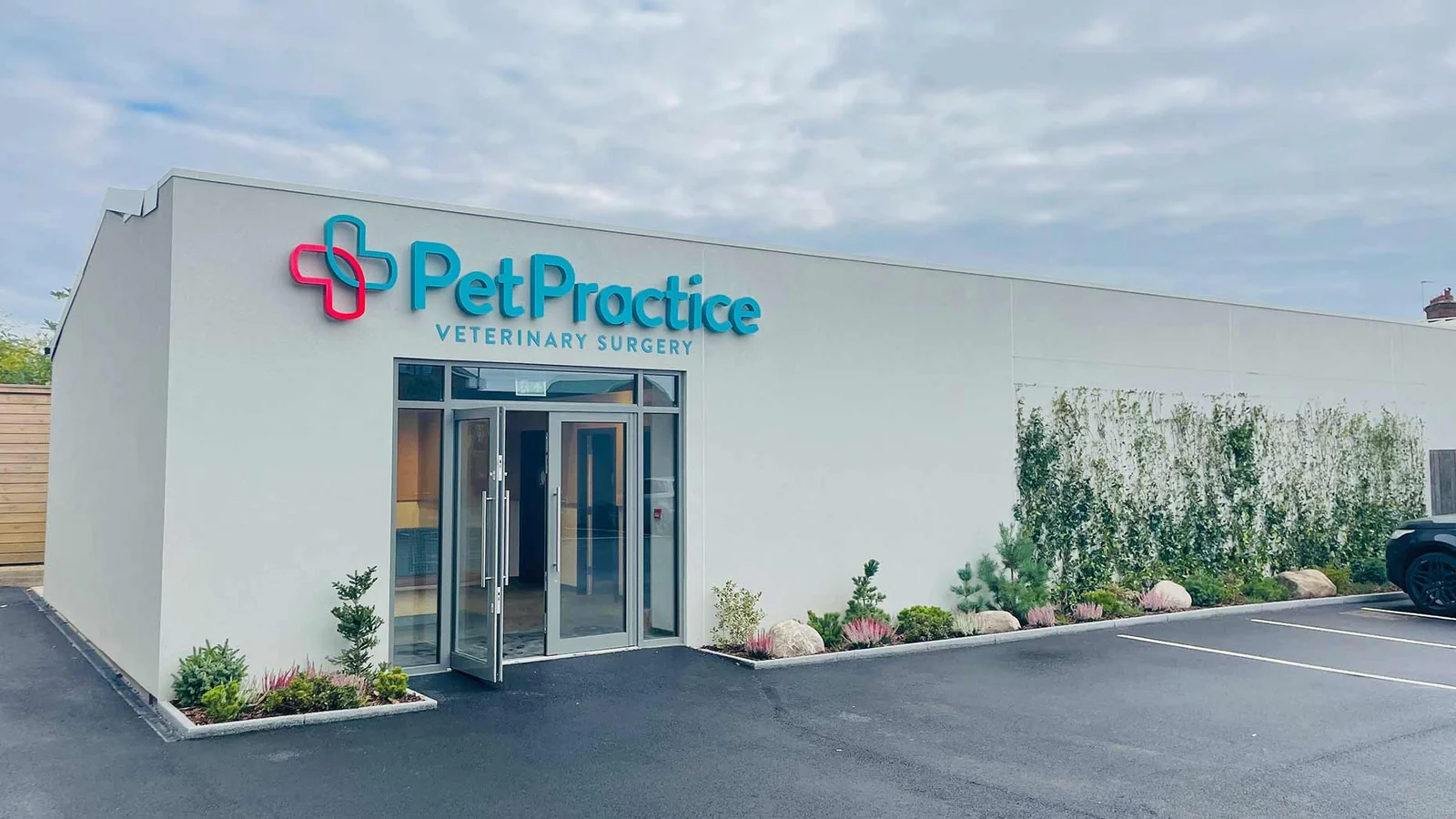 Pet Practice Amersham exterior and entrance on Woodside Road