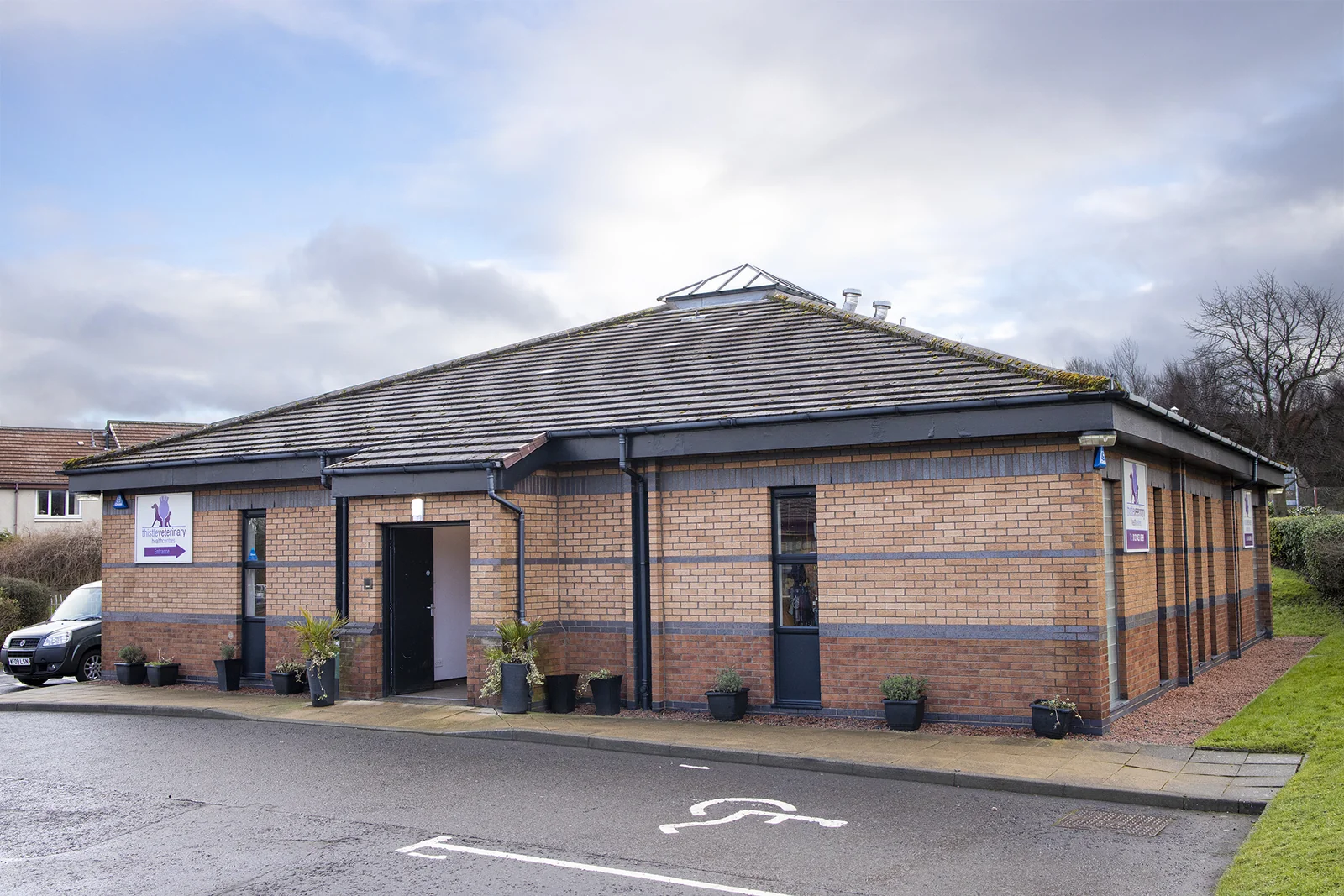 Thistle Vets Clovenstone clinic exterior in Edinburgh